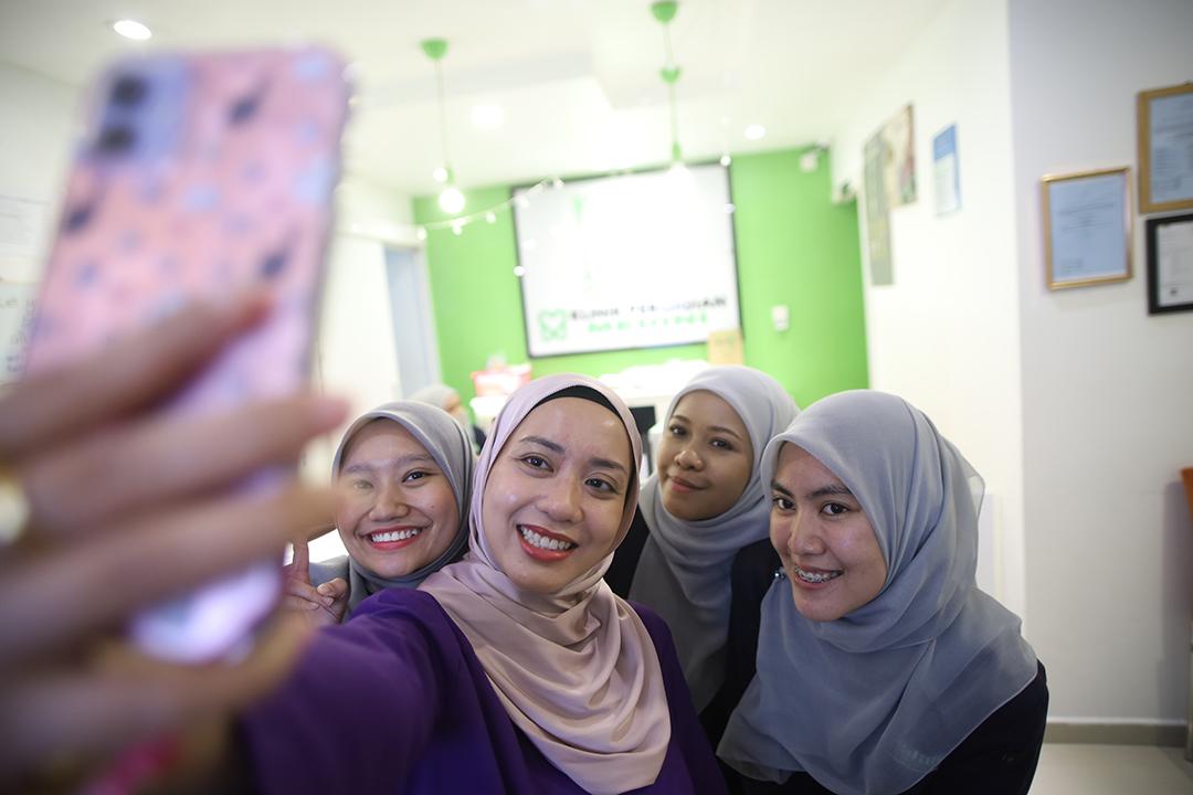 Kakitangan klinik bergambar selfie di kaunter