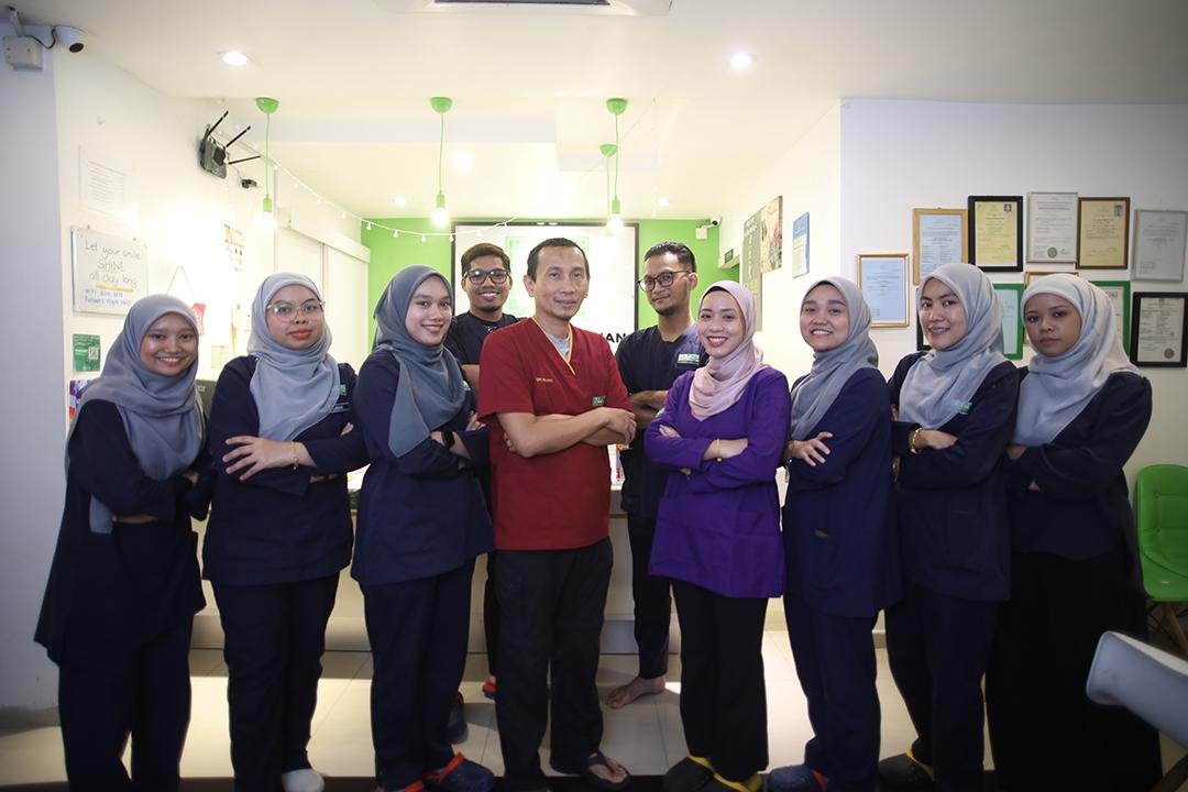 Pasukan Medini Dental Clinic UBC bersama Dr. Ashawi